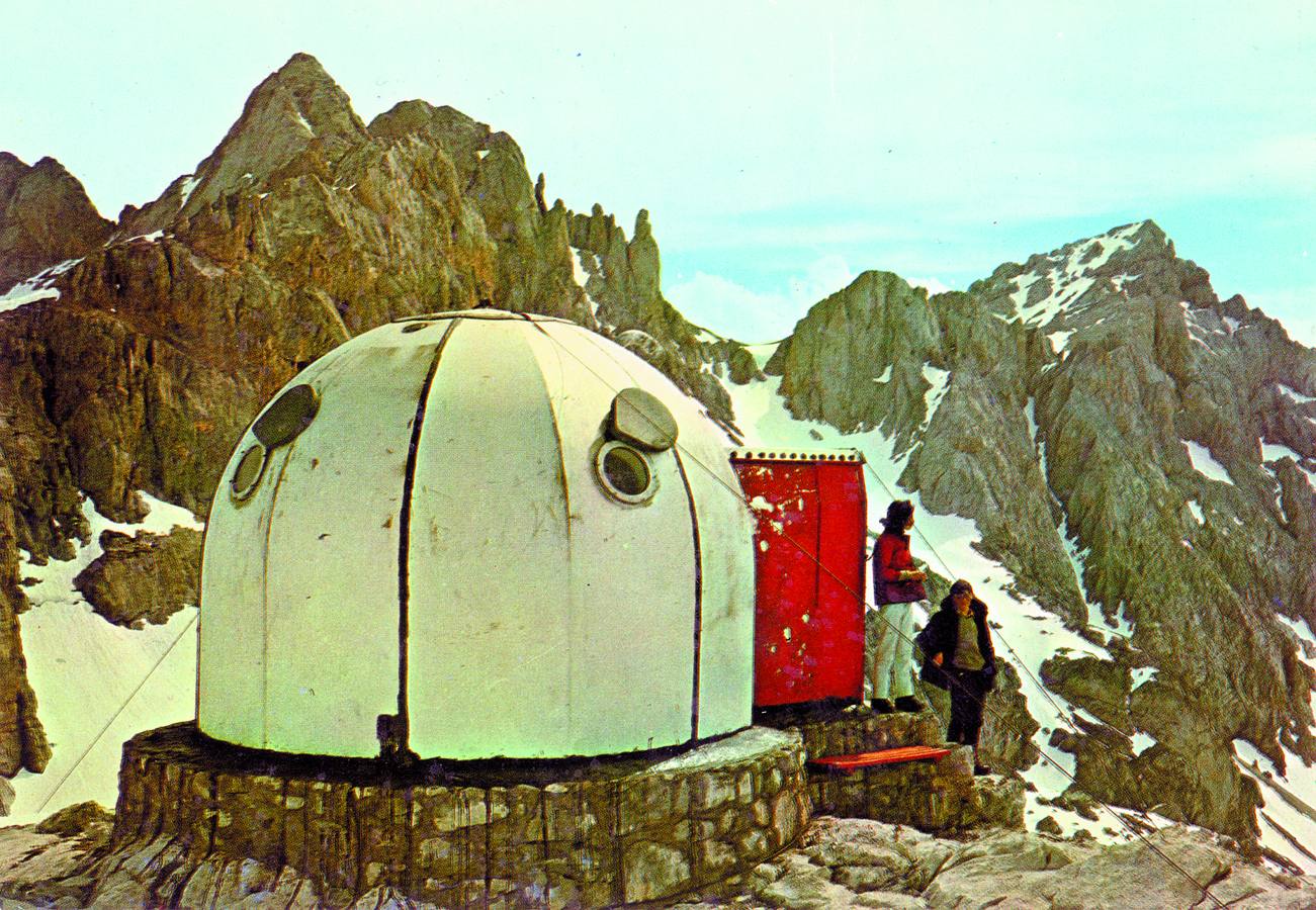 Cabaña Verónica fue la torreta de un cañón de artillería del portaaviones norteamericano 'Palau', que estaba desguazado en una fundición de Santurce. El artilugio fue comprado por la Federación Española de Montaña (FEM) y adaptada para su uso como refugio de emergencia por el ingeniero bilbaíno Conrado Sentíes. Su hija se llamaba Verónica y así llamó al original 'iglú'. Con un caballo, que respondía al nombre de 'Rubio', se subieron todas las piezas hasta el lugar elegido para su ubicación, a los pies de la Torre de Horcados Rojos. Durante ocho días se construyó una plataforma de hormigón y un entramado de cables para sujetarla. En 1961 se inauguró y tiene capacidad para entre cuatro y seis montañeros, preferentemente federados. En el año 1983, la FEM cedió Cabaña Verónica a la Federación Cántabra de Montaña.