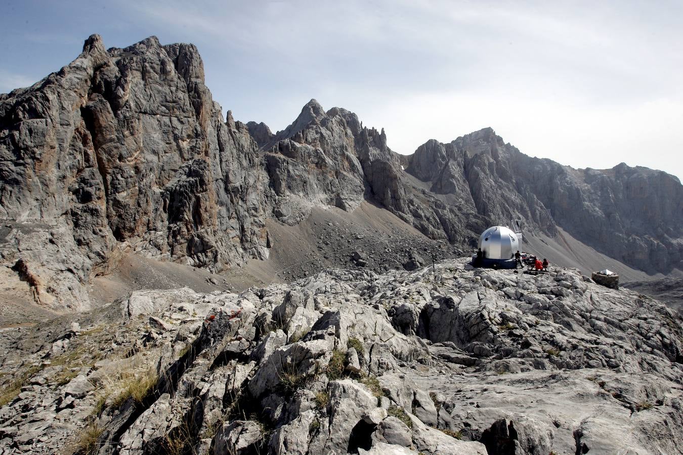 Cabaña Verónica fue la torreta de un cañón de artillería del portaaviones norteamericano 'Palau', que estaba desguazado en una fundición de Santurce. El artilugio fue comprado por la Federación Española de Montaña (FEM) y adaptada para su uso como refugio de emergencia por el ingeniero bilbaíno Conrado Sentíes. Su hija se llamaba Verónica y así llamó al original 'iglú'. Con un caballo, que respondía al nombre de 'Rubio', se subieron todas las piezas hasta el lugar elegido para su ubicación, a los pies de la Torre de Horcados Rojos. Durante ocho días se construyó una plataforma de hormigón y un entramado de cables para sujetarla. En 1961 se inauguró y tiene capacidad para entre cuatro y seis montañeros, preferentemente federados. En el año 1983, la FEM cedió Cabaña Verónica a la Federación Cántabra de Montaña.