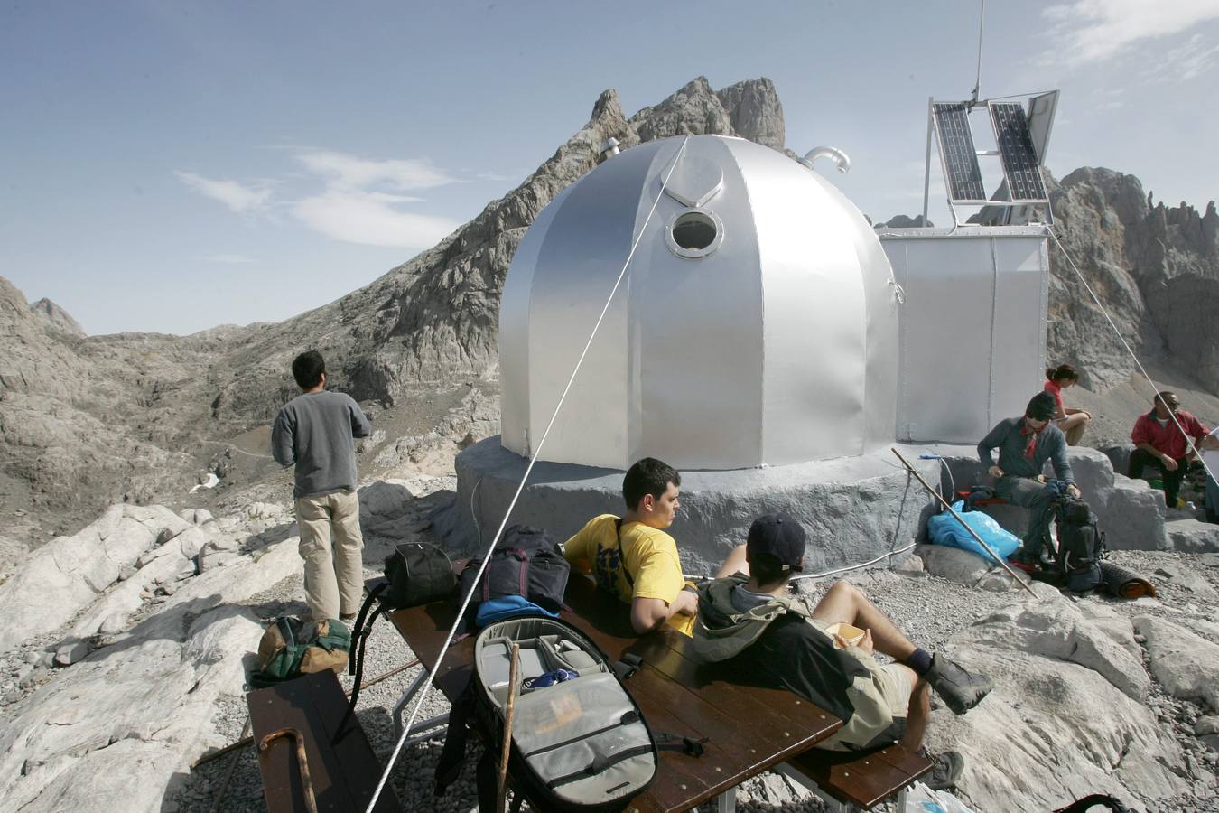 Cabaña Verónica fue la torreta de un cañón de artillería del portaaviones norteamericano 'Palau', que estaba desguazado en una fundición de Santurce. El artilugio fue comprado por la Federación Española de Montaña (FEM) y adaptada para su uso como refugio de emergencia por el ingeniero bilbaíno Conrado Sentíes. Su hija se llamaba Verónica y así llamó al original 'iglú'. Con un caballo, que respondía al nombre de 'Rubio', se subieron todas las piezas hasta el lugar elegido para su ubicación, a los pies de la Torre de Horcados Rojos. Durante ocho días se construyó una plataforma de hormigón y un entramado de cables para sujetarla. En 1961 se inauguró y tiene capacidad para entre cuatro y seis montañeros, preferentemente federados. En el año 1983, la FEM cedió Cabaña Verónica a la Federación Cántabra de Montaña.