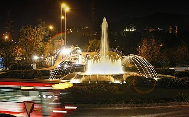 Varios vehículos circulan de noche en torno a la glorieta de La Inmobiliaria.