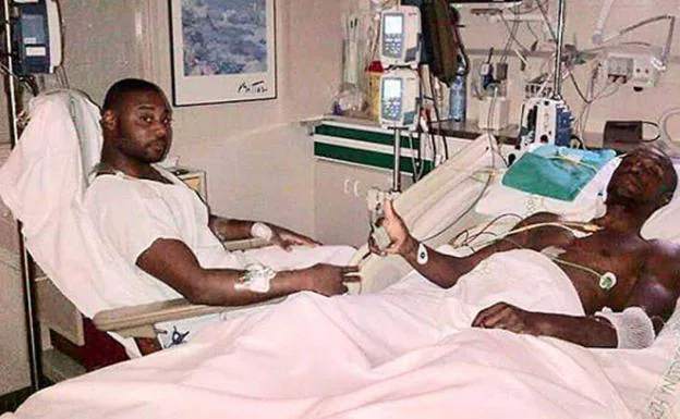 Abidal, con su primo en el hospital. 