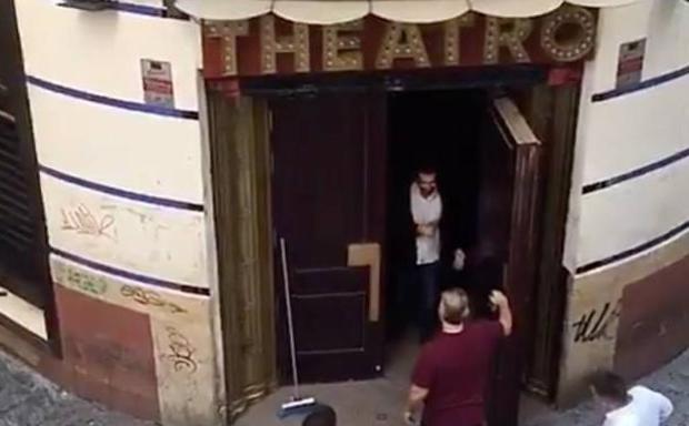 Rescatan a un joven que se quedó dormido en el aseo de una discoteca de Málaga