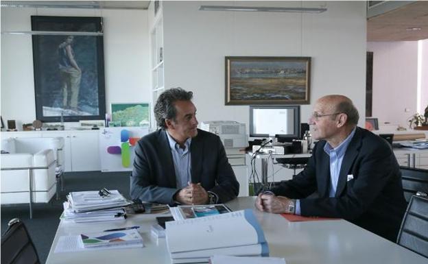 Martín (izquierda) y González Linares, durante la reunión (Foto: Nacho Romero)