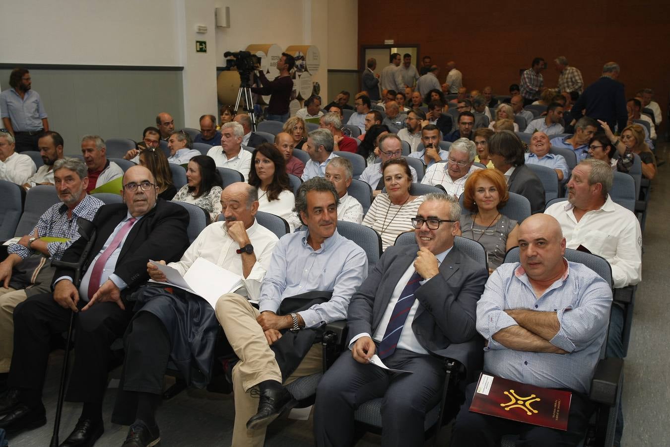 Revilla reúne en Torrelavega a alcaldes y concejales