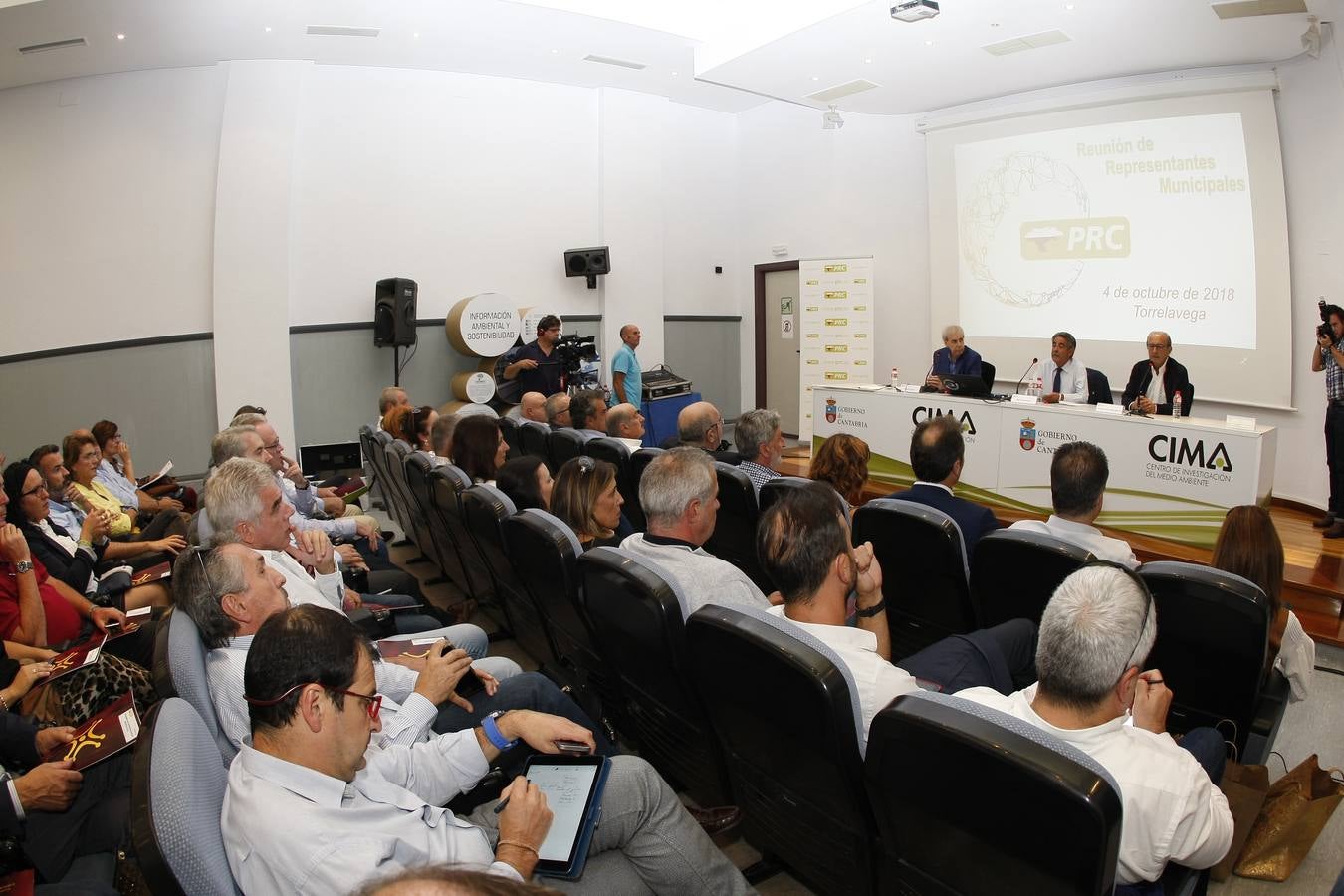 Revilla reúne en Torrelavega a alcaldes y concejales