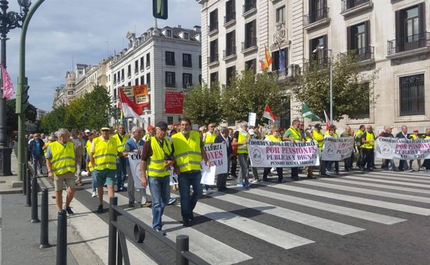 Medio millar de personas pide en Santander pensiones dignas y garantizadas