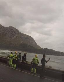 Imagen secundaria 2 - Rescatado un surfista que se quedó aislado en los acantilados de Oriñón