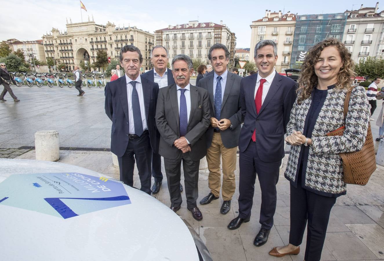 El presidente de Cantabria, Miguel Ángel Revilla; la vicepresidenta, Eva Díaz Tezanos; y la presidenta de Puertos del Estado, Ornella Chacón, entre otros, asisten al acto conmemorativo del coche 7 millones del Puerto de Santander, en el Palacete del Embarcadero.