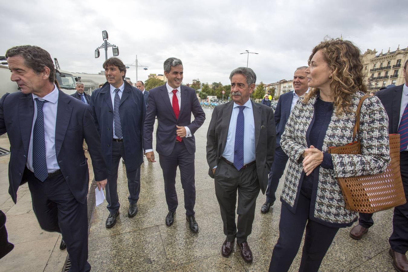 El presidente de Cantabria, Miguel Ángel Revilla; la vicepresidenta, Eva Díaz Tezanos; y la presidenta de Puertos del Estado, Ornella Chacón, entre otros, asisten al acto conmemorativo del coche 7 millones del Puerto de Santander, en el Palacete del Embarcadero.