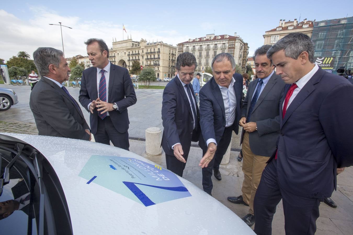 El presidente de Cantabria, Miguel Ángel Revilla; la vicepresidenta, Eva Díaz Tezanos; y la presidenta de Puertos del Estado, Ornella Chacón, entre otros, asisten al acto conmemorativo del coche 7 millones del Puerto de Santander, en el Palacete del Embarcadero.