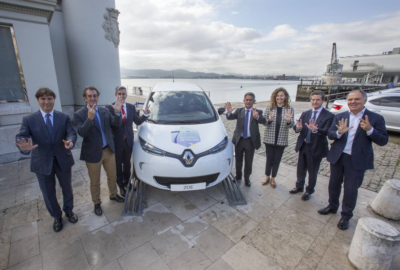 El presidente de Cantabria, Miguel Ángel Revilla; la vicepresidenta, Eva Díaz Tezanos; y la presidenta de Puertos del Estado, Ornella Chacón, entre otros, asisten al acto conmemorativo del coche 7 millones del Puerto de Santander, en el Palacete del Embarcadero.