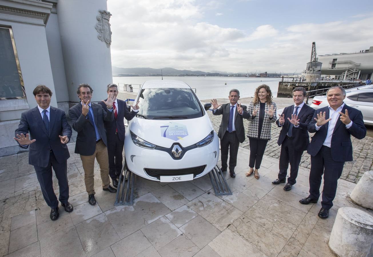 El presidente de Cantabria, Miguel Ángel Revilla; la vicepresidenta, Eva Díaz Tezanos; y la presidenta de Puertos del Estado, Ornella Chacón, entre otros, asisten al acto conmemorativo del coche 7 millones del Puerto de Santander, en el Palacete del Embarcadero.