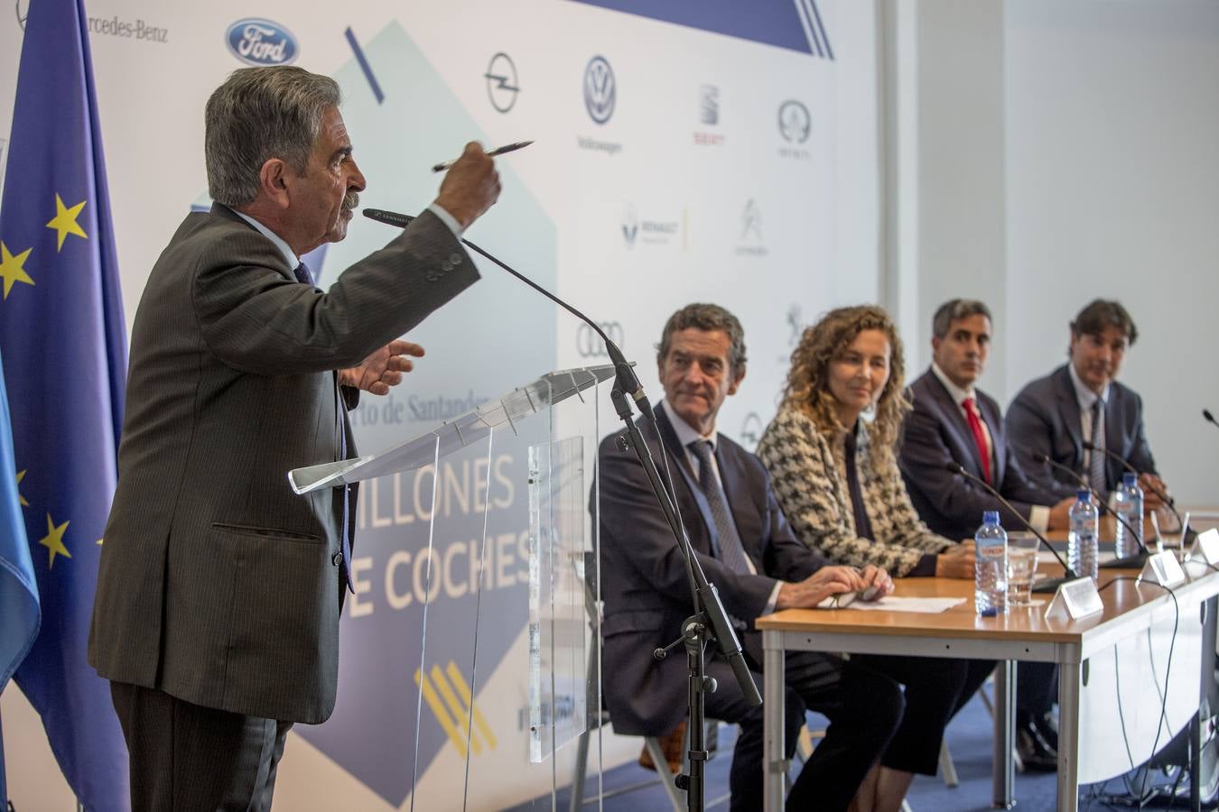 El presidente de Cantabria, Miguel Ángel Revilla; la vicepresidenta, Eva Díaz Tezanos; y la presidenta de Puertos del Estado, Ornella Chacón, entre otros, asisten al acto conmemorativo del coche 7 millones del Puerto de Santander, en el Palacete del Embarcadero.
