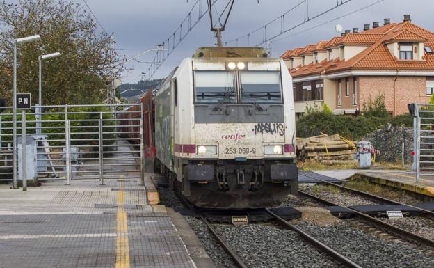 Un tren de cercanías de Renfe, a su paso por Renedo de Piélagos.