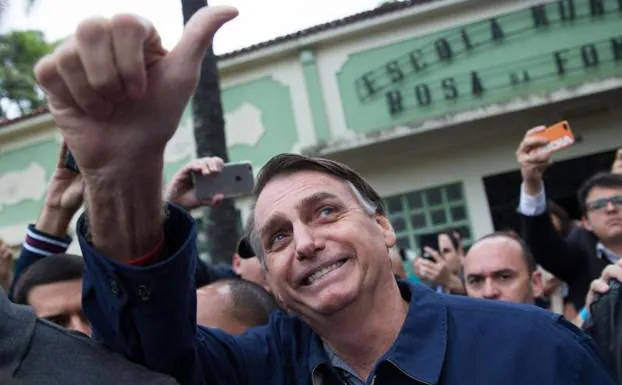 Bolsonaro celebra los resultados. 
