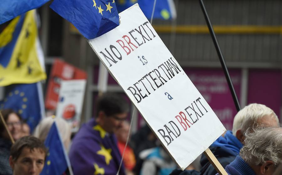 Los partidarios del anti-Brexit se manifiestan en el centro de Liverpool.