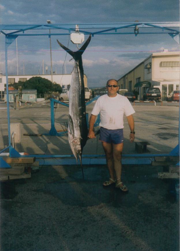 Jaime Carral , con un pez espada de 42 kilos pescado en el año 2003. 
