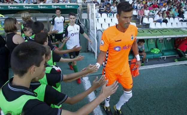 Iván Crespo saluda a los recogepelotas a la salida del vestuario. 