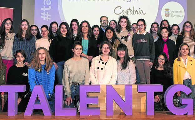 La alumnas que participaron en la primera edición de STEM Talent Girl Cantabria, junto a miembros del equipo organizador. 