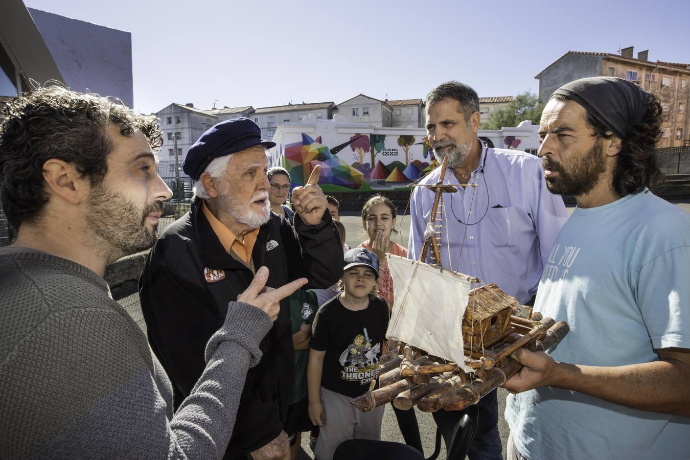 El navegante y escritor manda un mensaje al artista Okuda para agradecerle su intervención en el colegio de Cueto: «Es maravilloso lo que has pintado y el cariño que has puesto con tu arte. Eres grande» 