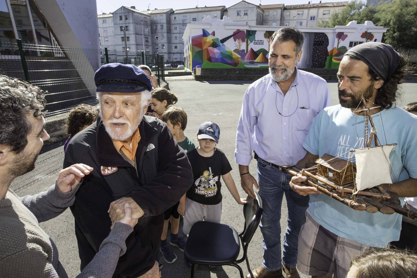 El navegante y escritor manda un mensaje al artista Okuda para agradecerle su intervención en el colegio de Cueto: «Es maravilloso lo que has pintado y el cariño que has puesto con tu arte. Eres grande» 