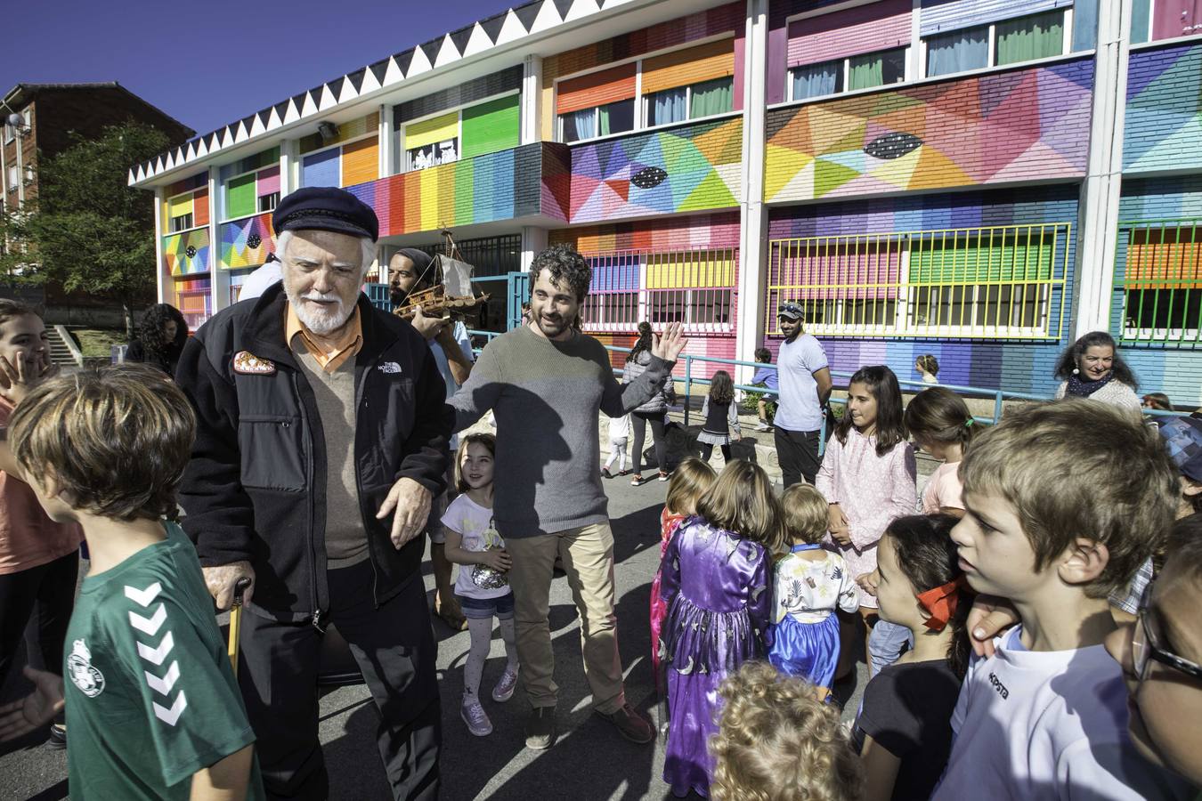 El navegante y escritor manda un mensaje al artista Okuda para agradecerle su intervención en el colegio de Cueto: «Es maravilloso lo que has pintado y el cariño que has puesto con tu arte. Eres grande» 