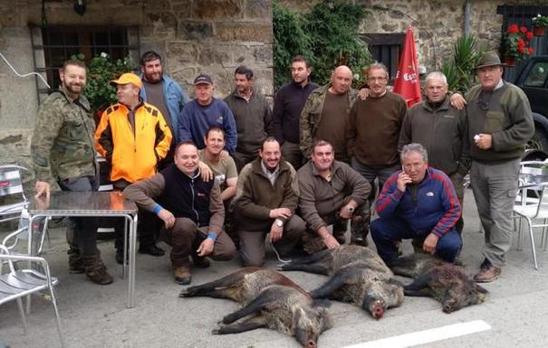 Cuadrilla 17, de Manuel Ángel Cosío, con tres jabalíes cazados en Pámanes. 