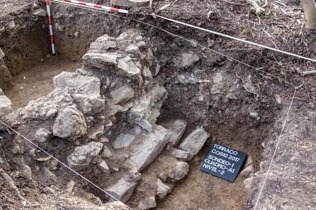 Restos de la antigua torre que han sido investigados.