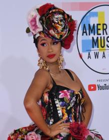 Imagen secundaria 2 - Arriba, Camila Cabello. Abajo, un momento del homenaje a Aretha Franklin y Cardi B. 