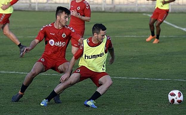 Rulo, a la derecha con peto, durante un entrenamiento.