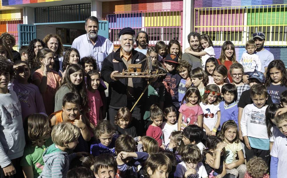 El navegante posa con alumnos y profesores del centro tras la visita relámpago para volver a ver «su» colegio.