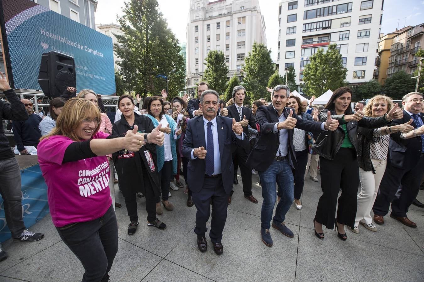 El Centro Hospitalario Padre Menni y varias organizaciones celebran este miércoles el Día Mundial de la Salud Mental, un acto al que han asistido el presidente regional, Miguel Ángel Revilla; la vicepresidenta, Eva Díaz Tezanos; la consejera de Sanidad, Luisa Real, y la alcaldesa de Santander, Gema Igual, que bailaron todos juntos en la plaza del Ayuntamiento.