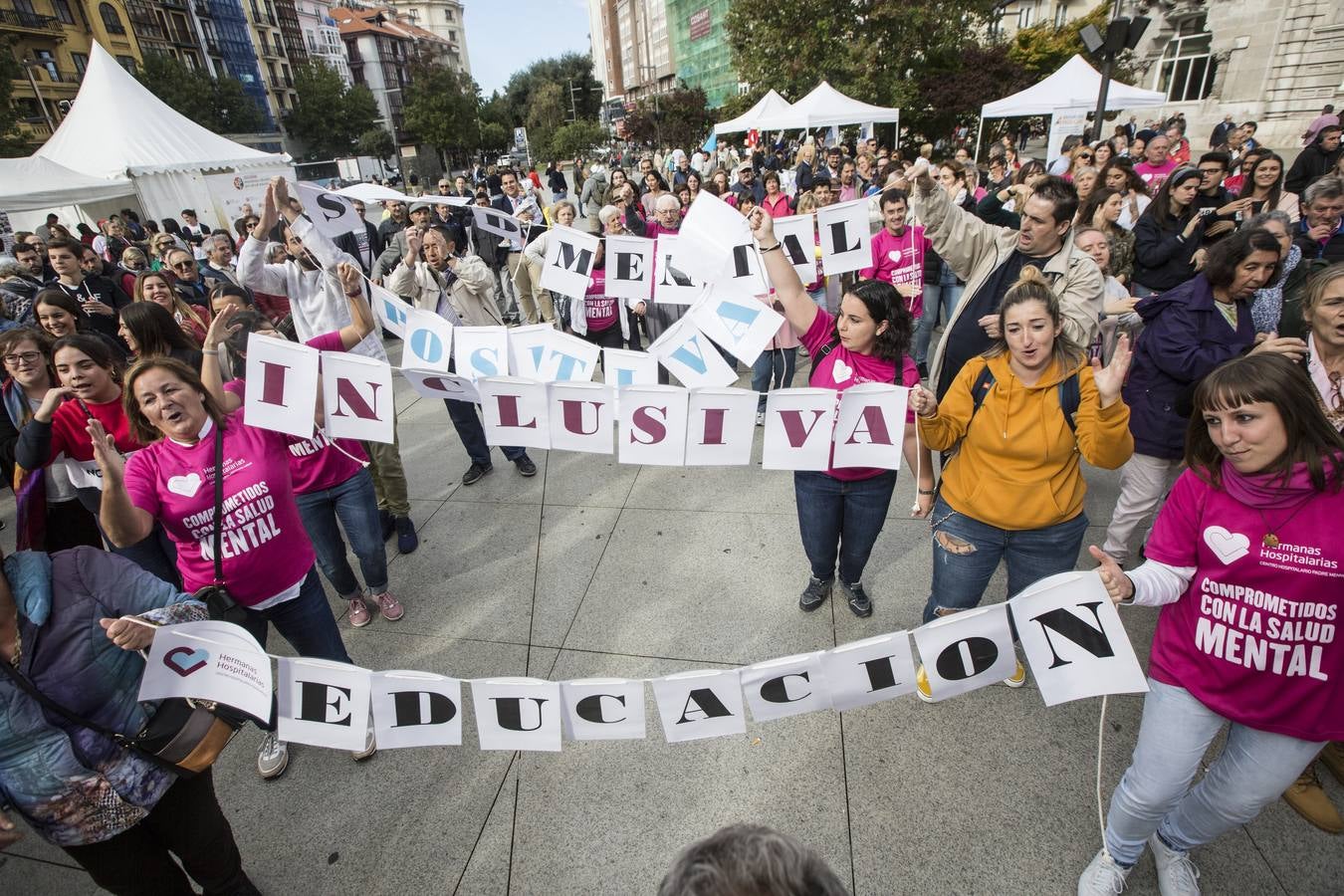 El Centro Hospitalario Padre Menni y varias organizaciones celebran este miércoles el Día Mundial de la Salud Mental, un acto al que han asistido el presidente regional, Miguel Ángel Revilla; la vicepresidenta, Eva Díaz Tezanos; la consejera de Sanidad, Luisa Real, y la alcaldesa de Santander, Gema Igual, que bailaron todos juntos en la plaza del Ayuntamiento.