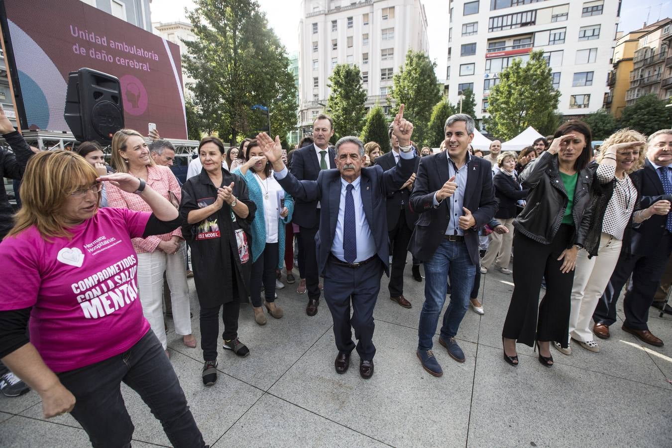 El Centro Hospitalario Padre Menni y varias organizaciones celebran este miércoles el Día Mundial de la Salud Mental, un acto al que han asistido el presidente regional, Miguel Ángel Revilla; la vicepresidenta, Eva Díaz Tezanos; la consejera de Sanidad, Luisa Real, y la alcaldesa de Santander, Gema Igual, que bailaron todos juntos en la plaza del Ayuntamiento.