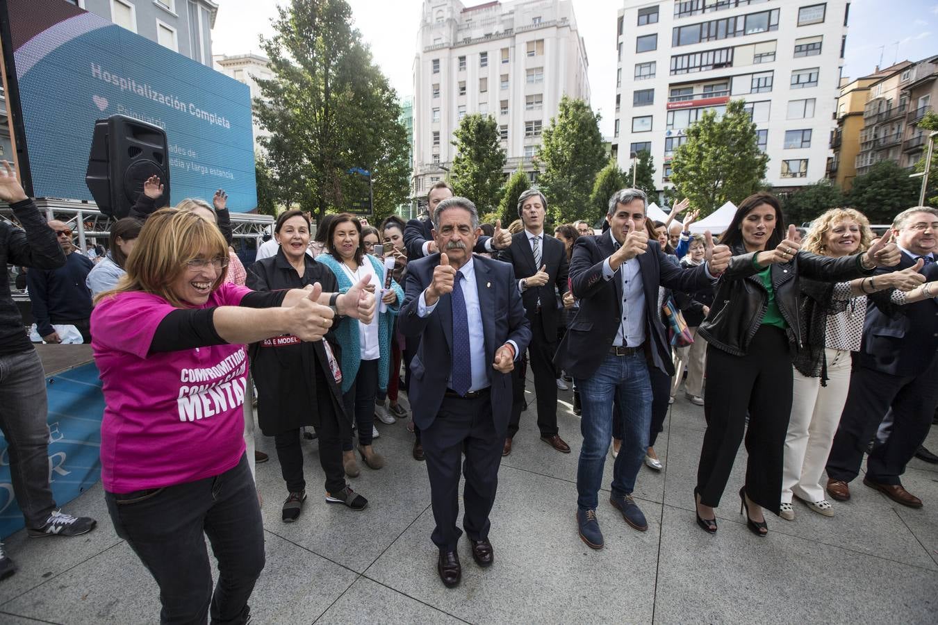 El Centro Hospitalario Padre Menni y varias organizaciones celebran este miércoles el Día Mundial de la Salud Mental, un acto al que han asistido el presidente regional, Miguel Ángel Revilla; la vicepresidenta, Eva Díaz Tezanos; la consejera de Sanidad, Luisa Real, y la alcaldesa de Santander, Gema Igual, que bailaron todos juntos en la plaza del Ayuntamiento.