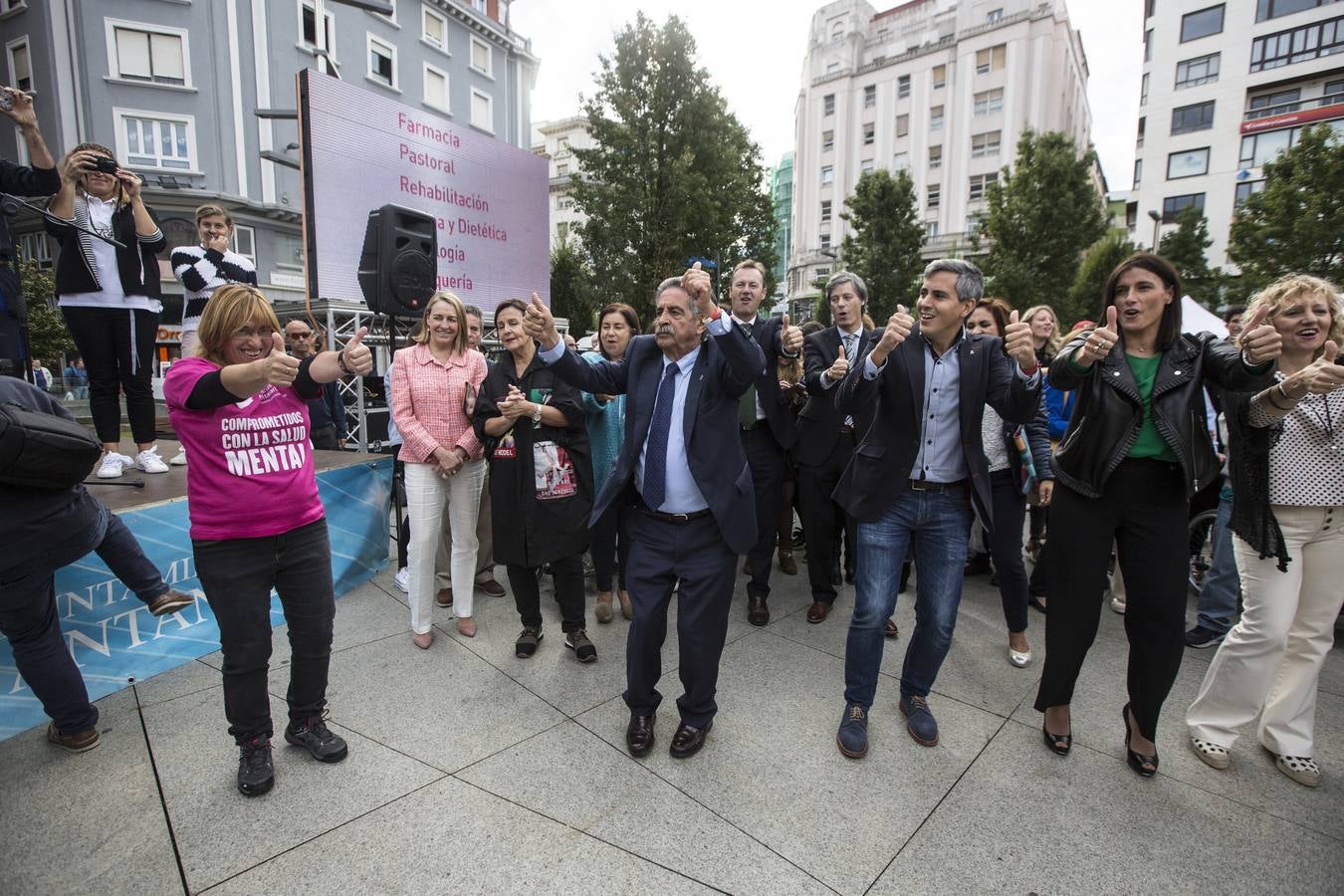 El Centro Hospitalario Padre Menni y varias organizaciones celebran este miércoles el Día Mundial de la Salud Mental, un acto al que han asistido el presidente regional, Miguel Ángel Revilla; la vicepresidenta, Eva Díaz Tezanos; la consejera de Sanidad, Luisa Real, y la alcaldesa de Santander, Gema Igual, que bailaron todos juntos en la plaza del Ayuntamiento.