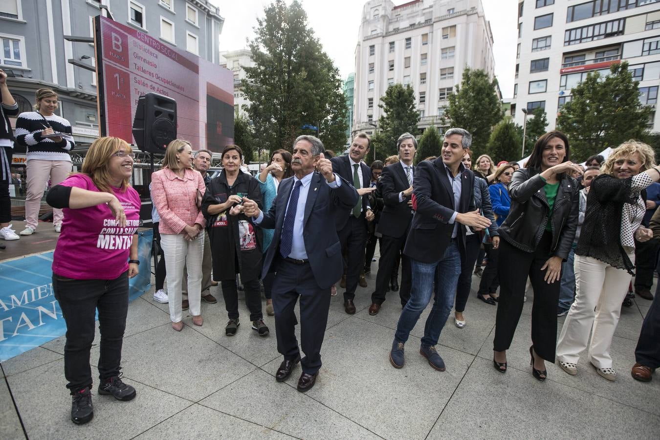 El Centro Hospitalario Padre Menni y varias organizaciones celebran este miércoles el Día Mundial de la Salud Mental, un acto al que han asistido el presidente regional, Miguel Ángel Revilla; la vicepresidenta, Eva Díaz Tezanos; la consejera de Sanidad, Luisa Real, y la alcaldesa de Santander, Gema Igual, que bailaron todos juntos en la plaza del Ayuntamiento.