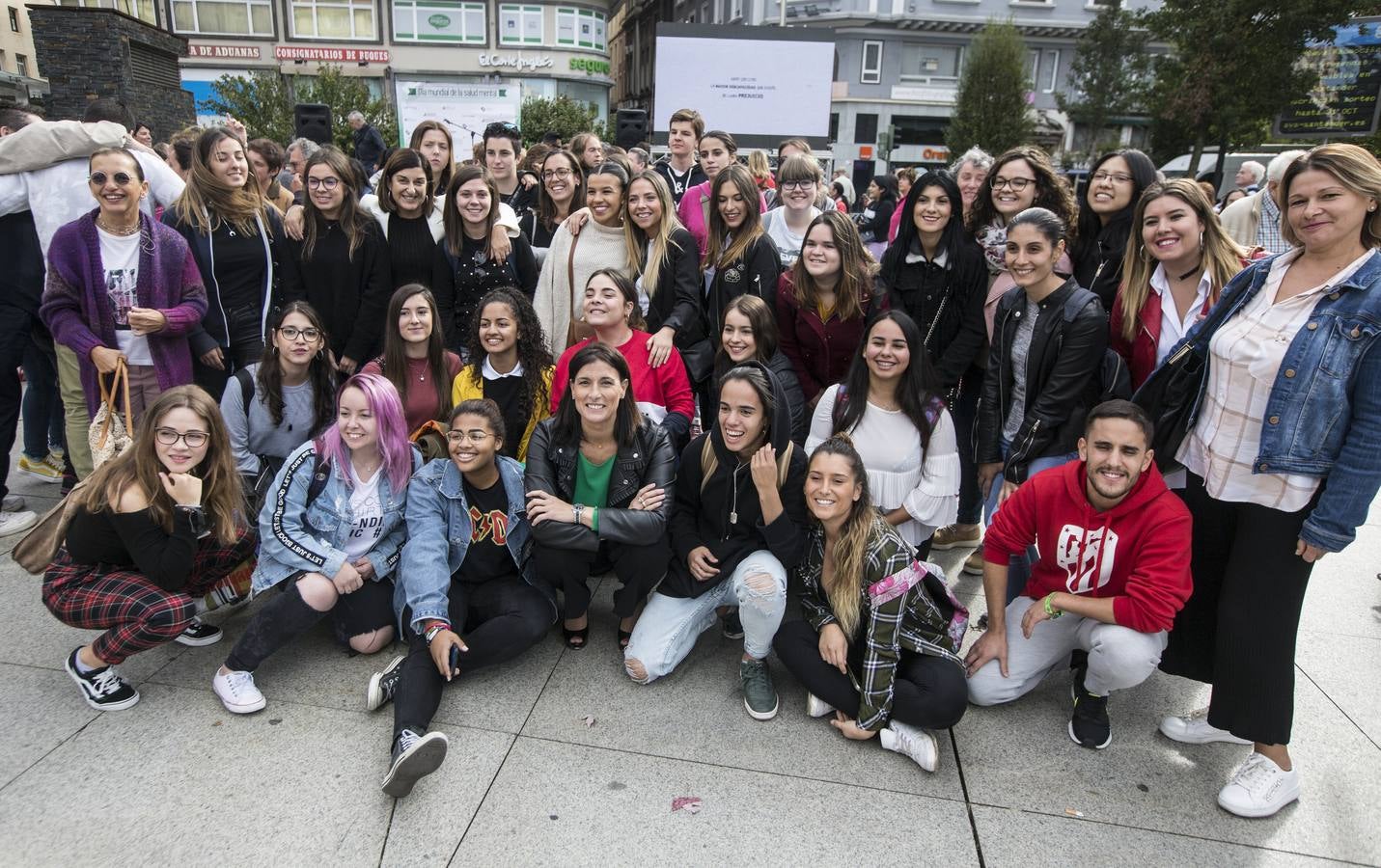 El Centro Hospitalario Padre Menni y varias organizaciones celebran este miércoles el Día Mundial de la Salud Mental, un acto al que han asistido el presidente regional, Miguel Ángel Revilla; la vicepresidenta, Eva Díaz Tezanos; la consejera de Sanidad, Luisa Real, y la alcaldesa de Santander, Gema Igual, que bailaron todos juntos en la plaza del Ayuntamiento.