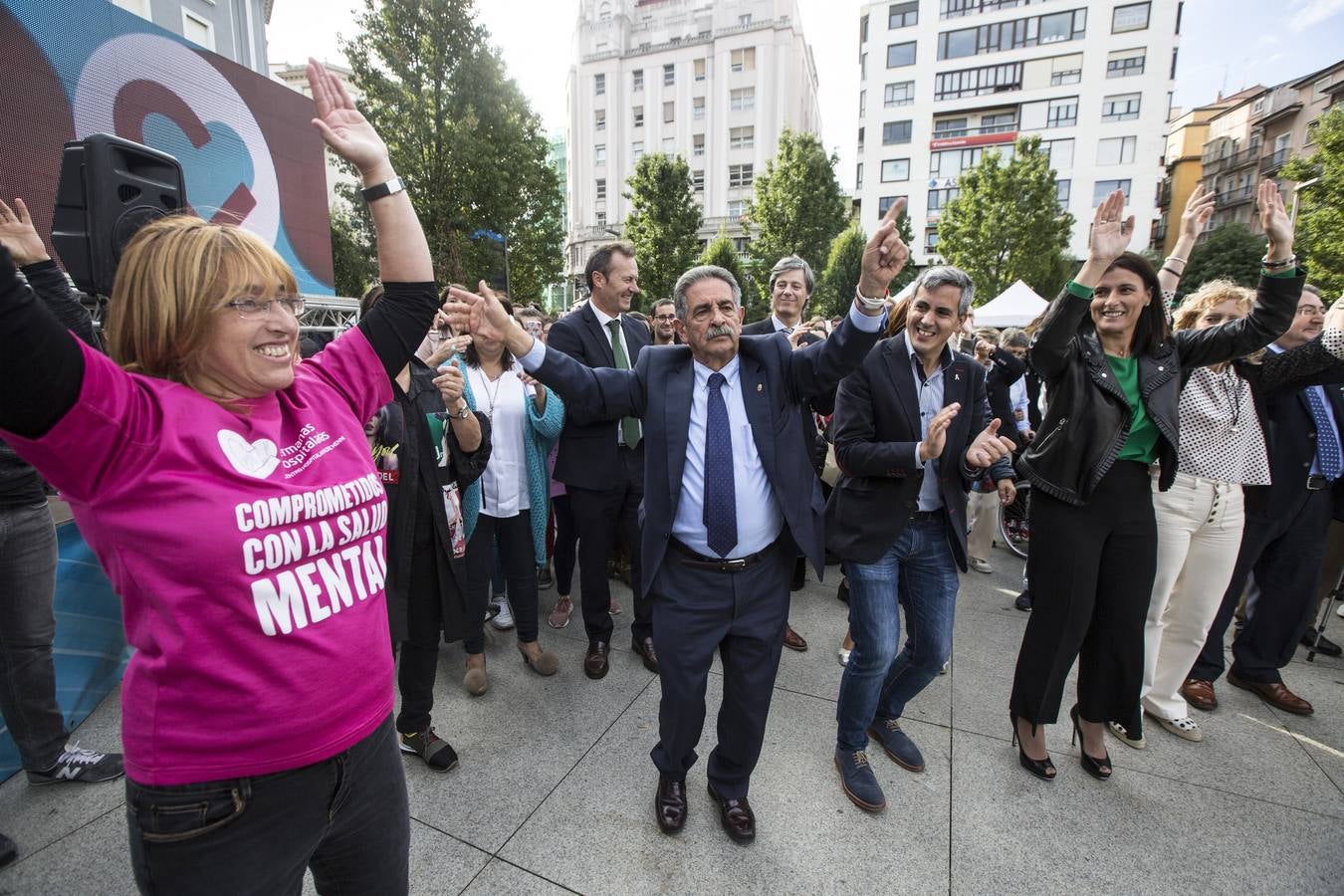 El Centro Hospitalario Padre Menni y varias organizaciones celebran este miércoles el Día Mundial de la Salud Mental, un acto al que han asistido el presidente regional, Miguel Ángel Revilla; la vicepresidenta, Eva Díaz Tezanos; la consejera de Sanidad, Luisa Real, y la alcaldesa de Santander, Gema Igual, que bailaron todos juntos en la plaza del Ayuntamiento.