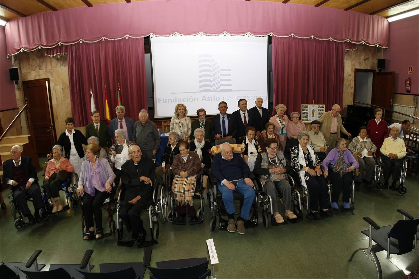 Fotos: Homenaje a los nonagenarios del Asilo de Torrelavega