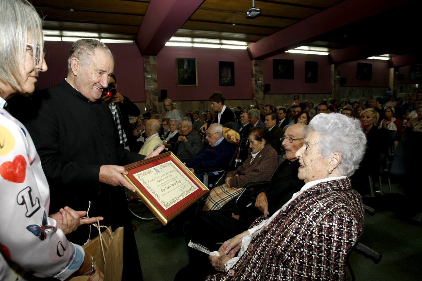 Fotos: Homenaje a los nonagenarios del Asilo de Torrelavega