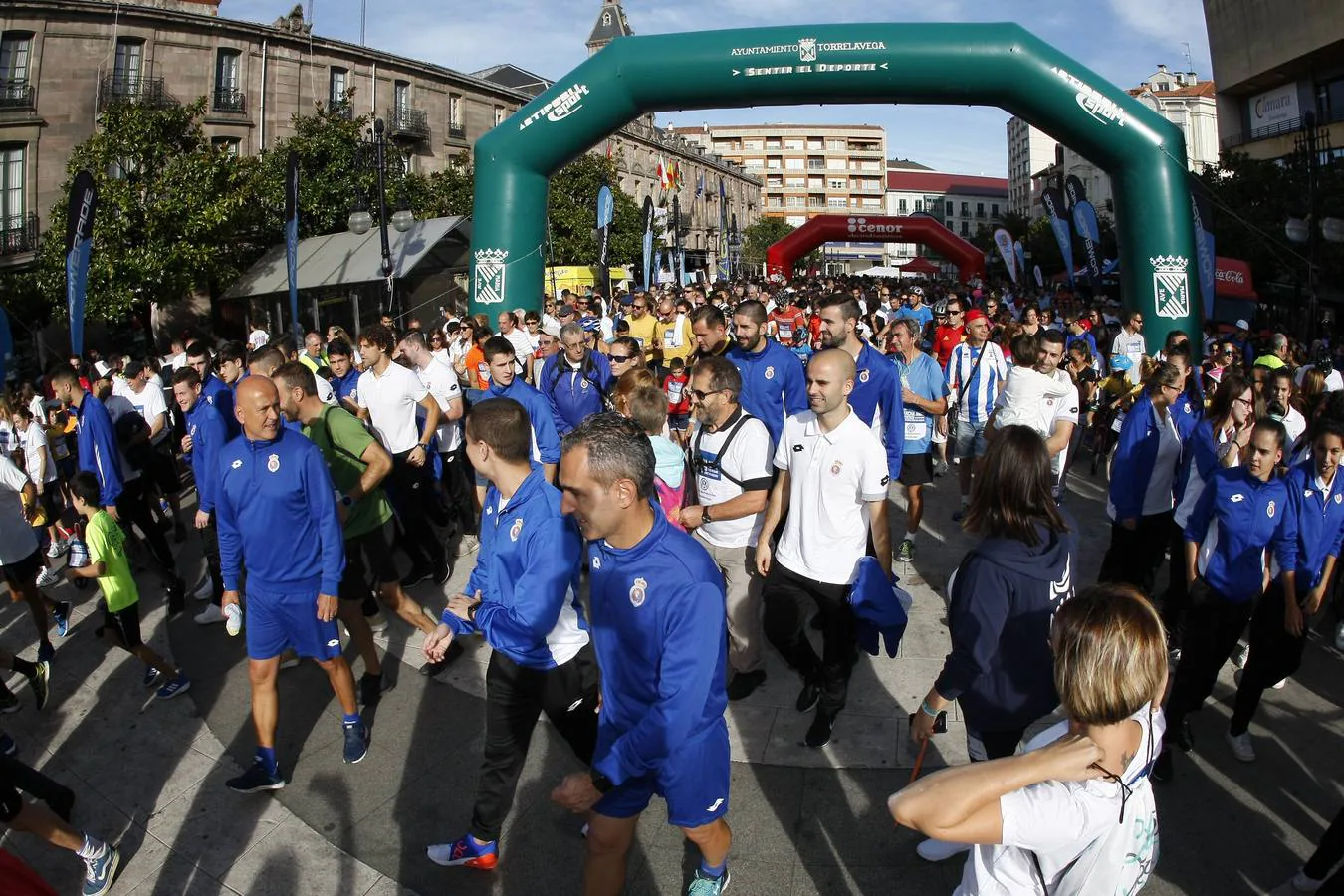 Fotos: La 31ª Marcha AMAT reúne a cientos de personas en Torrelavega 