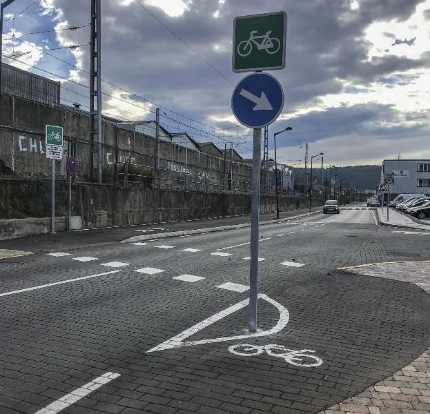 La calle de La Vidriera se ha transformado en una zona pensada para el ciclista y el peatón.