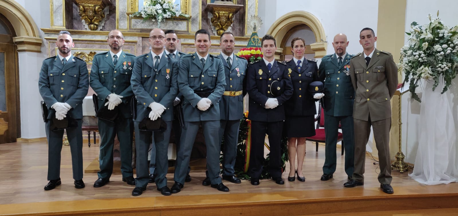 Agentes y mandos en la celebración del Pilar en Suances.