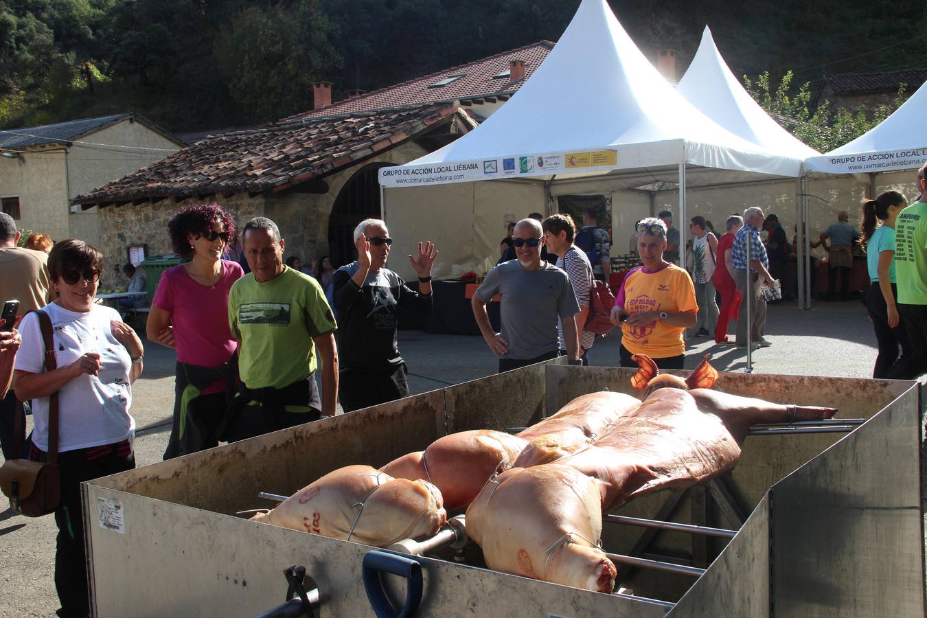 Hoy se ha celebrado en Camaleño la feria agroalimentaria 'Hechu en Liébana', con la participación de 23 productores lebaniegos.