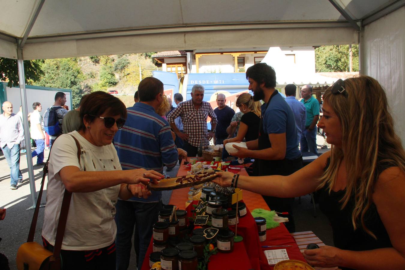 Hoy se ha celebrado en Camaleño la feria agroalimentaria 'Hechu en Liébana', con la participación de 23 productores lebaniegos.