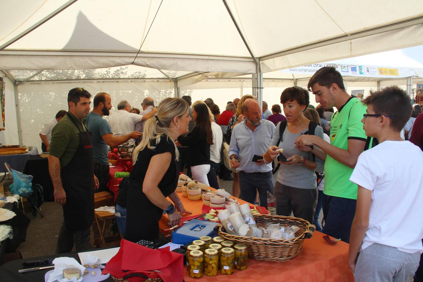 Hoy se ha celebrado en Camaleño la feria agroalimentaria 'Hechu en Liébana', con la participación de 23 productores lebaniegos.