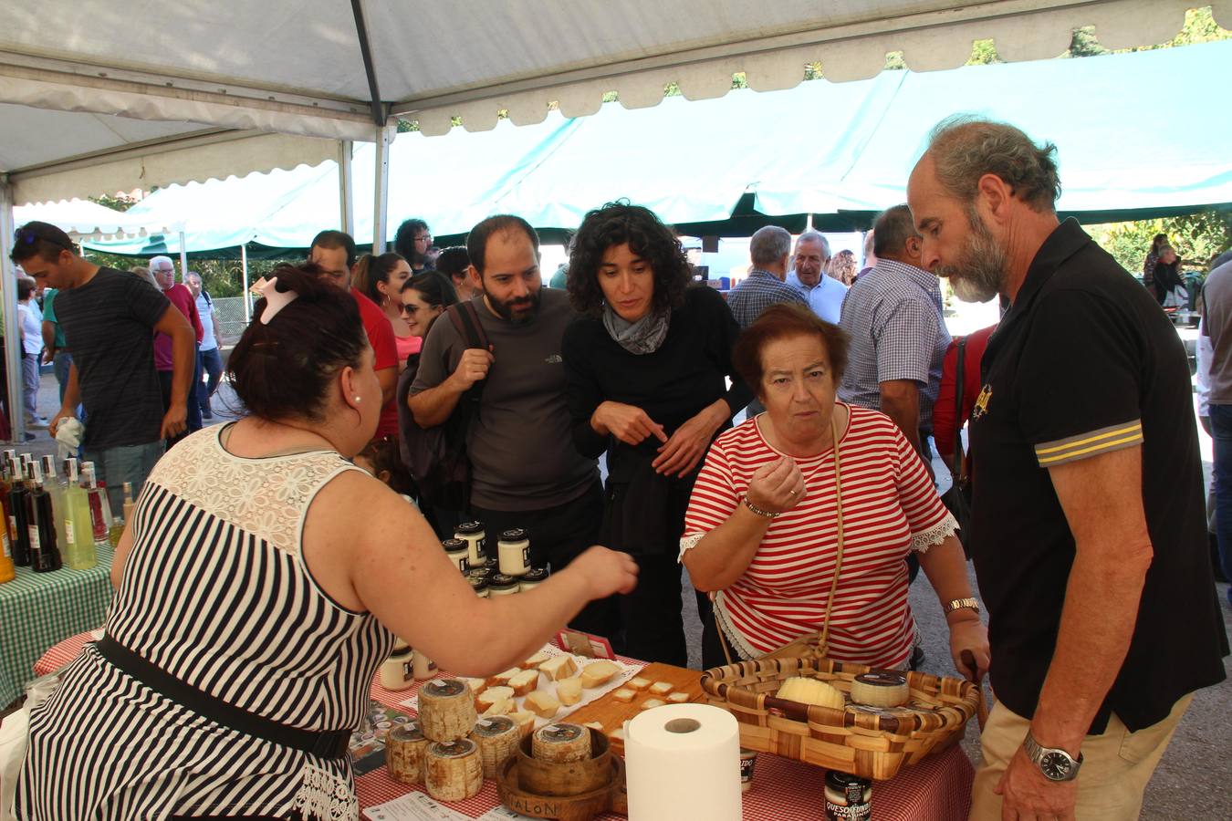 Hoy se ha celebrado en Camaleño la feria agroalimentaria 'Hechu en Liébana', con la participación de 23 productores lebaniegos.