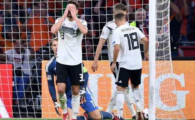 Los jugadores alemanes lamentándose ante el gol de Holanda