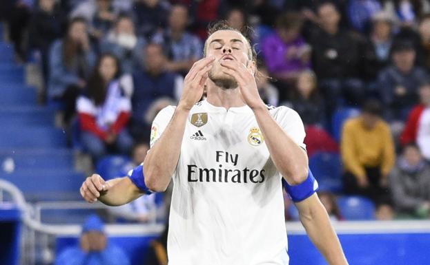 Gareth Bale se lamenta de una ocasión fallada ante el Alavés.